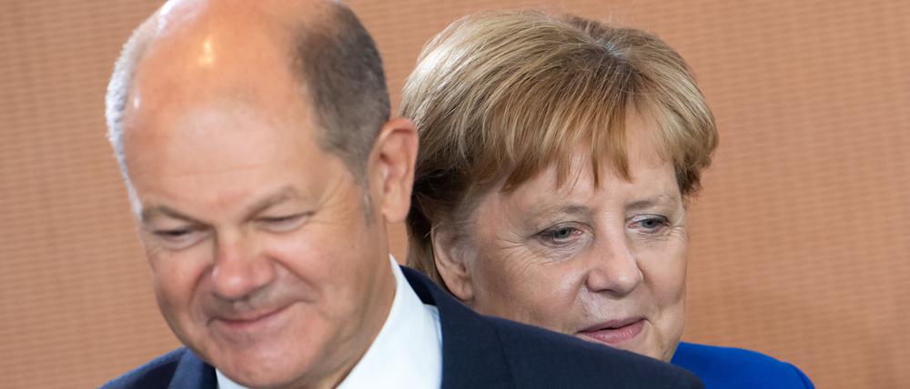 Olaf Scholz (SPD) als Bundesfinanzminister und die damalige Bundeskanzlerin Angela Merkel (CDU) im August 2019
