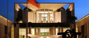 Das Bundeskanzleramt im Abendlicht - (Bundeskanzleramt, Parlamentsgebaeude, Regierungsviertel, Regierungsbau, Fassade, Gebaeude, Aussenansicht, Politik, Stadtansicht, Architektur, Abend, Nacht, Fahne, Flagge, Kanzleramt, Beleuchtung. Licht