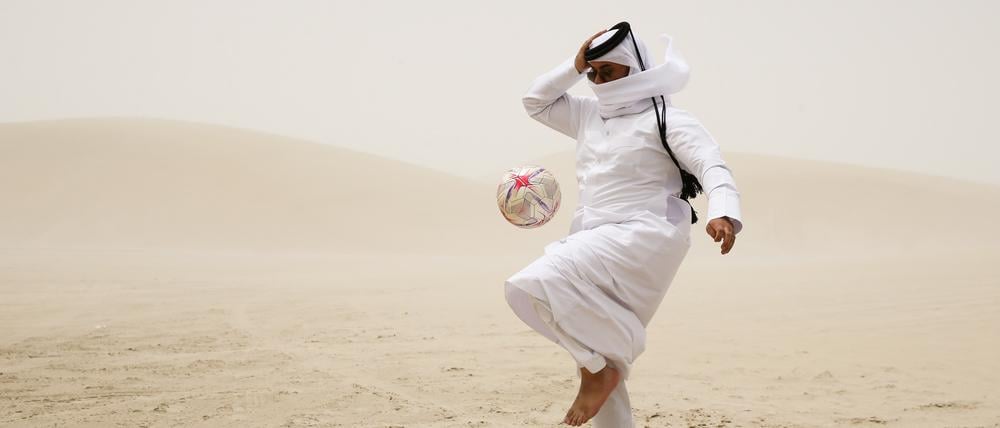 DOHA, QATAR - MAY 12, 2018: A local resident kicks the ball; Qatar is to host the FIFA World Cup in late 2022. Mikhail Aleksandrov/TASS Foto: Mikhail Aleksandrov/TASS/dpa [ Rechtehinweis: (c) dpa ]