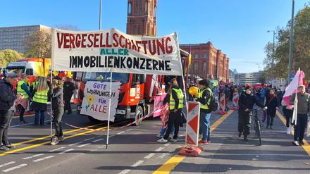 Der „Umverteilen“-Protestzug vor dem roten Rathaus in Berlin.