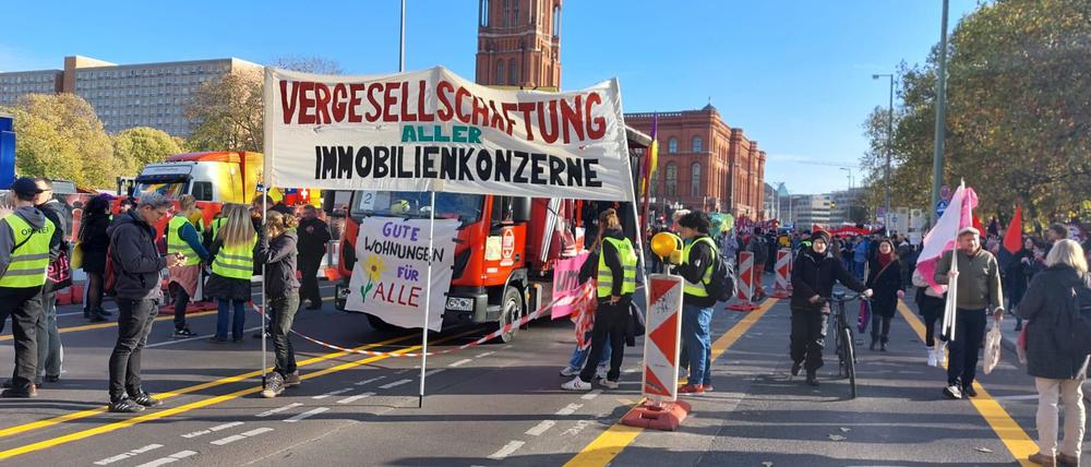 Der „Umverteilen“-Protestzug vor dem roten Rathaus in Berlin.