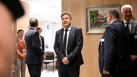 Robert Habeck nimmt an der 17. Asien-Pazifik-Konferenz der Deutschen Wirtschaft (APK) teil. 