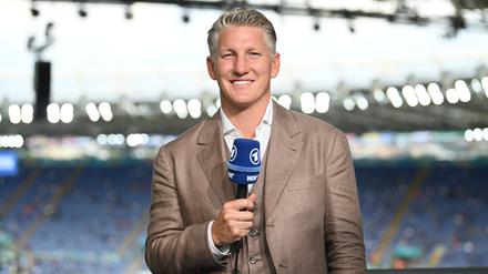 Am Spielfeldrand. Bastian Schweinsteiger wird die Fußball-WM in Katar für die ARD als Experte begleiten – und zwar immer im Duo mit Esther Sedlaczek. Vor seiner Expertenzeit war Schweinsteiger 17 Jahre lang eines der Gesichter des FC Bayern München. Mit der Nationalelf wurde er 2014 Weltmeister. 