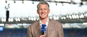 Am Spielfeldrand. Bastian Schweinsteiger wird die Fußball-WM in Katar für die ARD als Experte begleiten – und zwar immer im Duo mit Esther Sedlaczek. Vor seiner Expertenzeit war Schweinsteiger 17 Jahre lang eines der Gesichter des FC Bayern München. Mit der Nationalelf wurde er 2014 Weltmeister. 