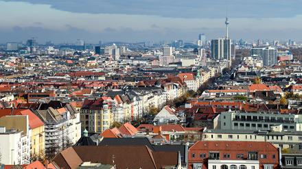 Blick über Wohnhäuser an der Bismarckstraße in Richtung Alexanderplatz mit dem Fernsehturm. 