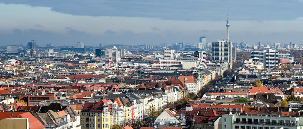 Blick über Wohnhäuser an der Bismarckstraße in Richtung Alexanderplatz mit dem Fernsehturm. 