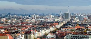 Blick über Wohnhäuser an der Bismarckstraße in Richtung Alexanderplatz mit dem Fernsehturm. 