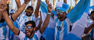 Fußballfans, die Argentinien unterstützen, jubeln in Doha im Vorfeld der FIFA Fußball-Weltmeisterschaft Katar 2022.