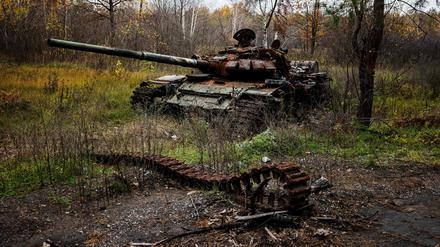 Ein zerstörter Panzer in der Nähe des kürzlich zurückeroberten ukrainischen Dorfes Jampil in der Ostukraine (Symbolbild).