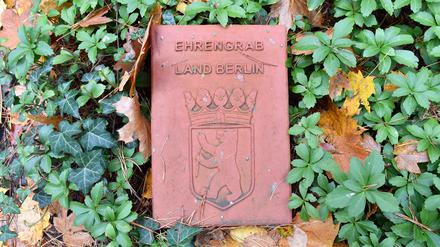 Die Grabstelle des Berliner Zeichners Heinrich Zille, aufgenommen am 04.11.2016 auf dem Südwestkirchhof in Stahnsdorf (Brandenburg). Zilles Grab ist als Ehrengrab des Landes Berlin markiert. Foto: Ralf Hirschberger
