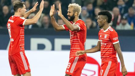 Die Bayern-Spieler freuen sich über das 2:0 durch Eric-Maxim Choupo-Moting (Mitte). 
