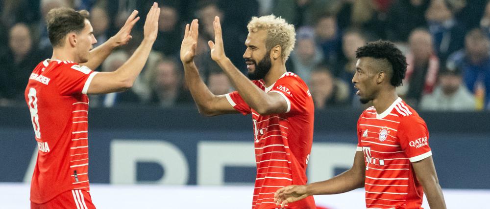 Die Bayern-Spieler freuen sich über das 2:0 durch Eric-Maxim Choupo-Moting (Mitte).