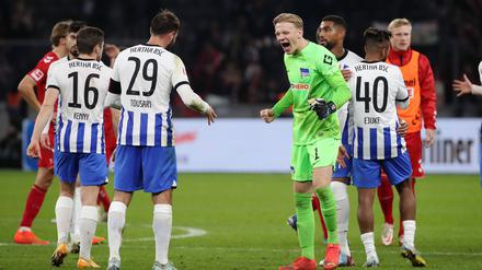  Herthas Spieler freuen sich über den dritten Saisonsieg.