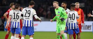  Herthas Spieler freuen sich über den dritten Saisonsieg.