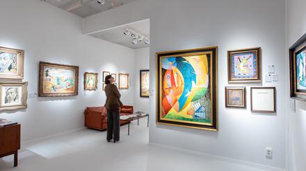 Am Stand der Galerie Alexis Pentcheff aus Marseille.