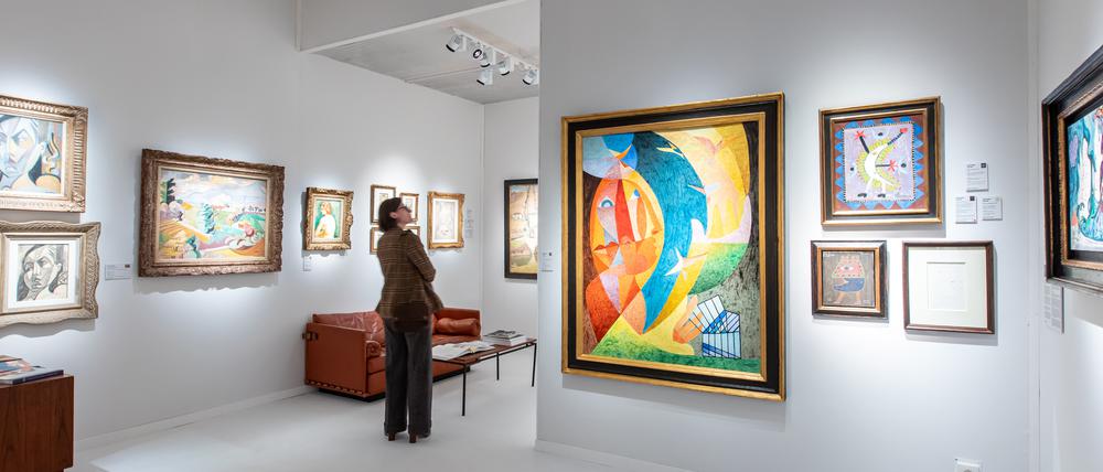 Am Stand der Galerie Alexis Pentcheff aus Marseille.