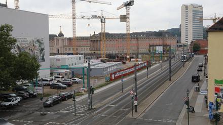 Neben der Bibliothek (links) sollen neue Häuser gebaut werden