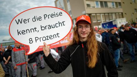 08.11.2022, Nordrhein-Westfalen, Köln: Ein Teilnehmer hält bei einer Kundgebung zum Warnstreik im aktuellen Tarifstreit der Metall- und Elektroindustrie NRW vor der Werkstor der Deutz AG ein Schild mit der Forderung nach 8 Prozent mehr Lohn in der Hand. Foto: Henning Kaiser/dpa +++ dpa-Bildfunk +++