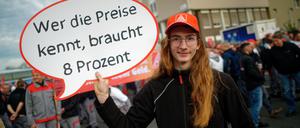 08.11.2022, Nordrhein-Westfalen, Köln: Ein Teilnehmer hält bei einer Kundgebung zum Warnstreik im aktuellen Tarifstreit der Metall- und Elektroindustrie NRW vor der Werkstor der Deutz AG ein Schild mit der Forderung nach 8 Prozent mehr Lohn in der Hand. Foto: Henning Kaiser/dpa +++ dpa-Bildfunk +++