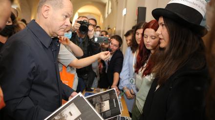 Jugendguide Marie (r.) berichtete Bundeskanzler Olaf Scholz (SPD) über ihre Recherchen zu Rechtsextremismus.