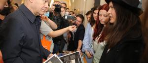 Jugendguide Marie (r.) berichtete Bundeskanzler Olaf Scholz (SPD) über ihre Recherchen zu Rechtsextremismus.