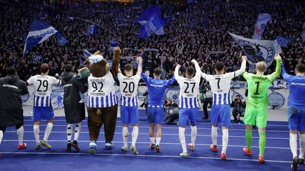 Herthas Spieler vor der Ostkurve. 