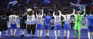Herthas Spieler vor der Ostkurve. 