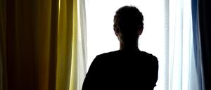 Eine junge Frau steht in einem Frauenhaus. (Symbolfoto)
