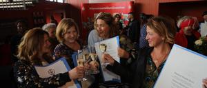 Die Friseurinnen Viola Seifert (v.l.), Heike Döhring, Katja Bühring und Dietlind Sladek-Kern haben 1997 gemeinsam ihre Meisterprüfung bestanden.