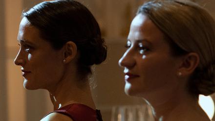 Die Herren warten schon. Kim (Friederike Becht 2.v.r.) und Maja (Nina Gummich) arbeiten als Gastro-Hostessen.