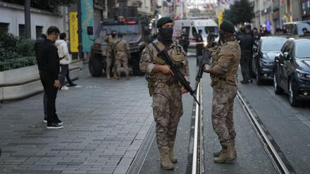 Bewaffnete Sicherheitskräfte stehen am Ort einer Explosion auf der beliebten Fußgängerzone Istiklal. 