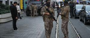 Bewaffnete Sicherheitskräfte stehen am Ort einer Explosion auf der beliebten Fußgängerzone Istiklal. 