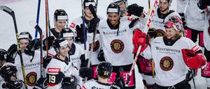 Die deutsche Mannschaft jubelt nach der Partie gegen die Slowakei mit dem Pokal.