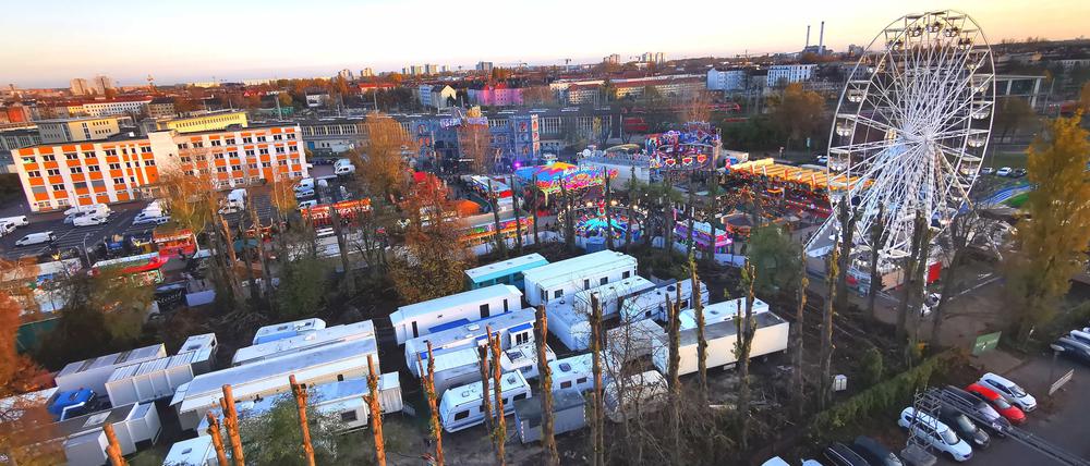 Blick aus der Albert-Hößler-Straße auf den Weihnachtsrummel.