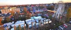 Blick aus der Albert-Hößler-Straße auf den Weihnachtsrummel. 