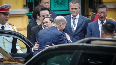Bundeskanzler Olaf Scholz (SPD) wird von Pham Minh Chinh (l), Premierminister der Sozialistischen Republik Vietnam, mit militärischen Ehren empfangen. Vietnam ist der erste Stop des Bundeskanzlers auf dem Weg zum G20-Gipfel.