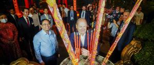 Bundeskanzler Olaf Scholz besucht einen Tempel in Hanoi.