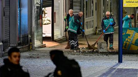 Die Polizei sichert das Zentrum von Istanbul, während die Spuren der Explosion beseitigt werden.