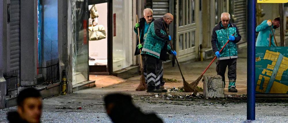 Die Polizei sichert das Zentrum von Istanbul, während die Spuren der Explosion beseitigt werden.
