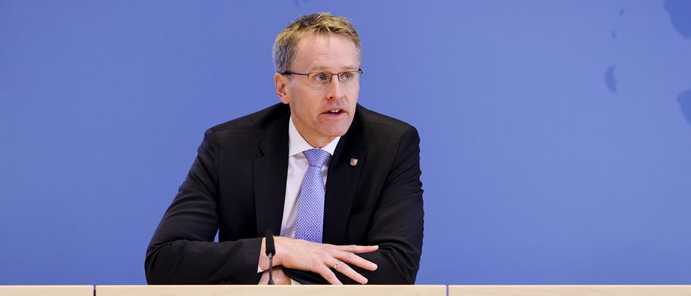 Daniel Günther will die Isolationspflicht und Maskenpflicht im Nahverkehr abschaffen – geht aber davon aus, dass Corona-Infizierte zu Hause bleiben (Archivbild).