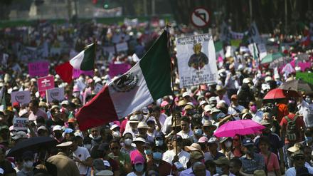 Menschen demonstrieren in Mexiko-Stadt gegen eine geplante Wahlreform der Regierung.