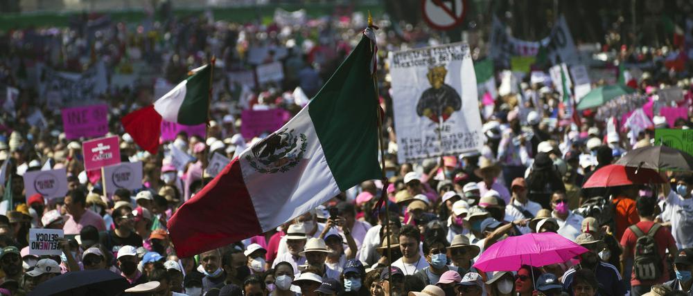 Menschen demonstrieren in Mexiko-Stadt gegen eine geplante Wahlreform der Regierung.