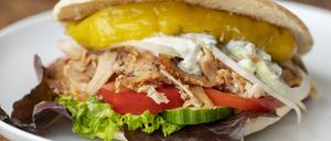 Nahaufnahme eines frischen Döners in einem Brötchen *** Close-up one fresh Döners in a Bread roll 1035310016