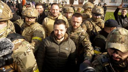 Der ukrainische Präsident Wolodymyr Selenskyj spricht nach dem Rückzug Russlands zu den Menschen im Zentrum von Cherson.