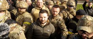 Der ukrainische Präsident Wolodymyr Selenskyj spricht nach dem Rückzug Russlands zu den Menschen im Zentrum von Cherson.