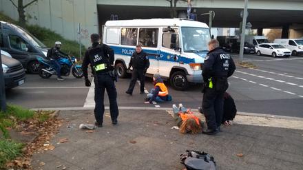 Klimademonstranten bei einer Blockadeaktion am Tempelhofer Damm. 