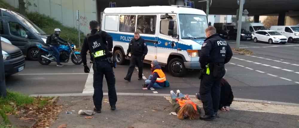 Klimademonstranten bei einer Blockadeaktion am Tempelhofer Damm.