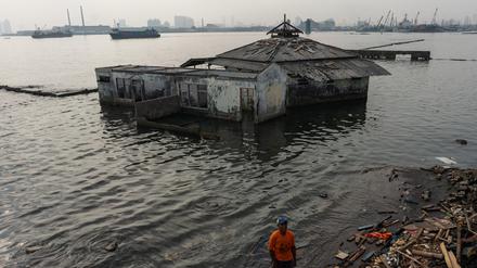 Eine verlassene Moschee jenseits einer Schutzmauer in Jakarta.