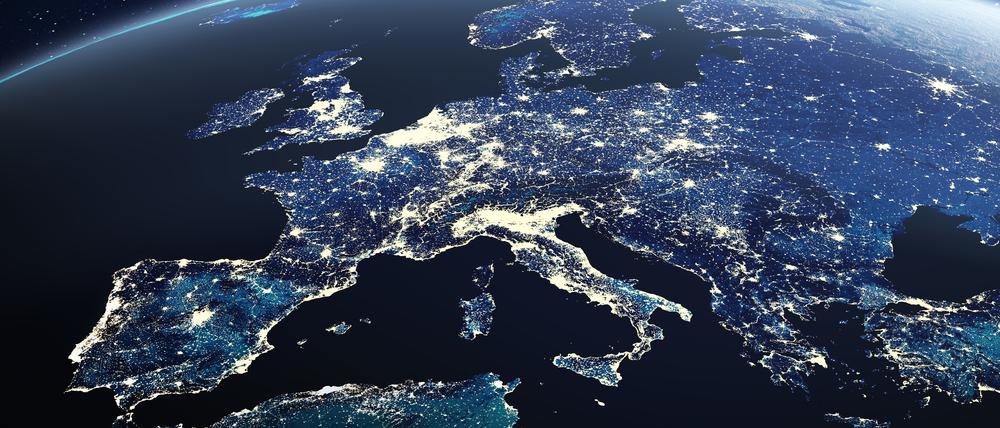 Europa bei Nacht aus dem All betrachtet 
