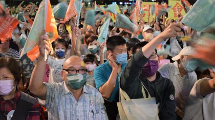 Anhänger der linksliberalen DPP, die seit 2016 mit Tsai Ing-wen die Präsidentin stellt, vor deren Wahlkampfrede in Taipeh.
